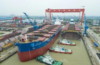 扬州中远海运重工一艘21万吨散货船顺利下水